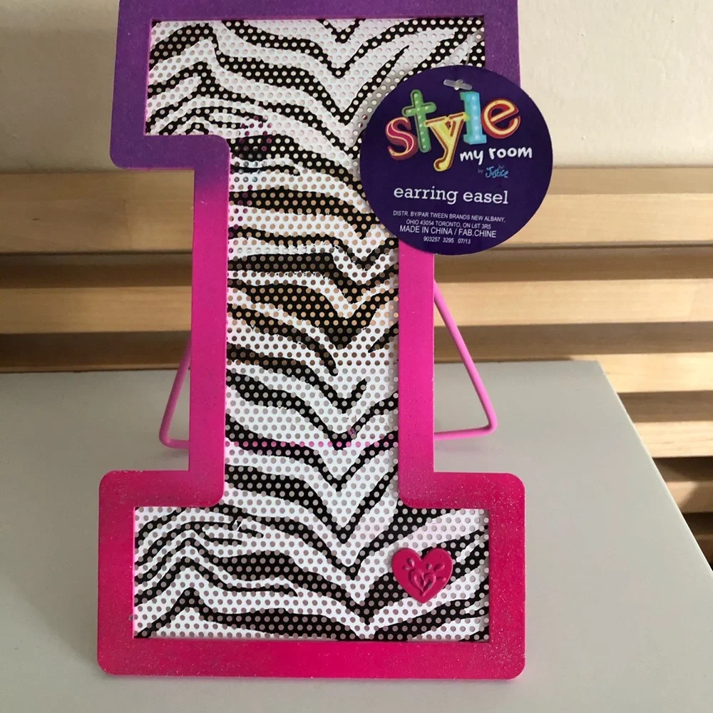 Justice “I” Earring Easel